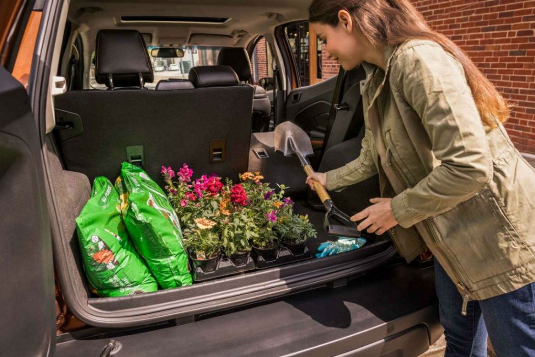 Woman loading cargo into the rear of the 2018 Ford EcoSport