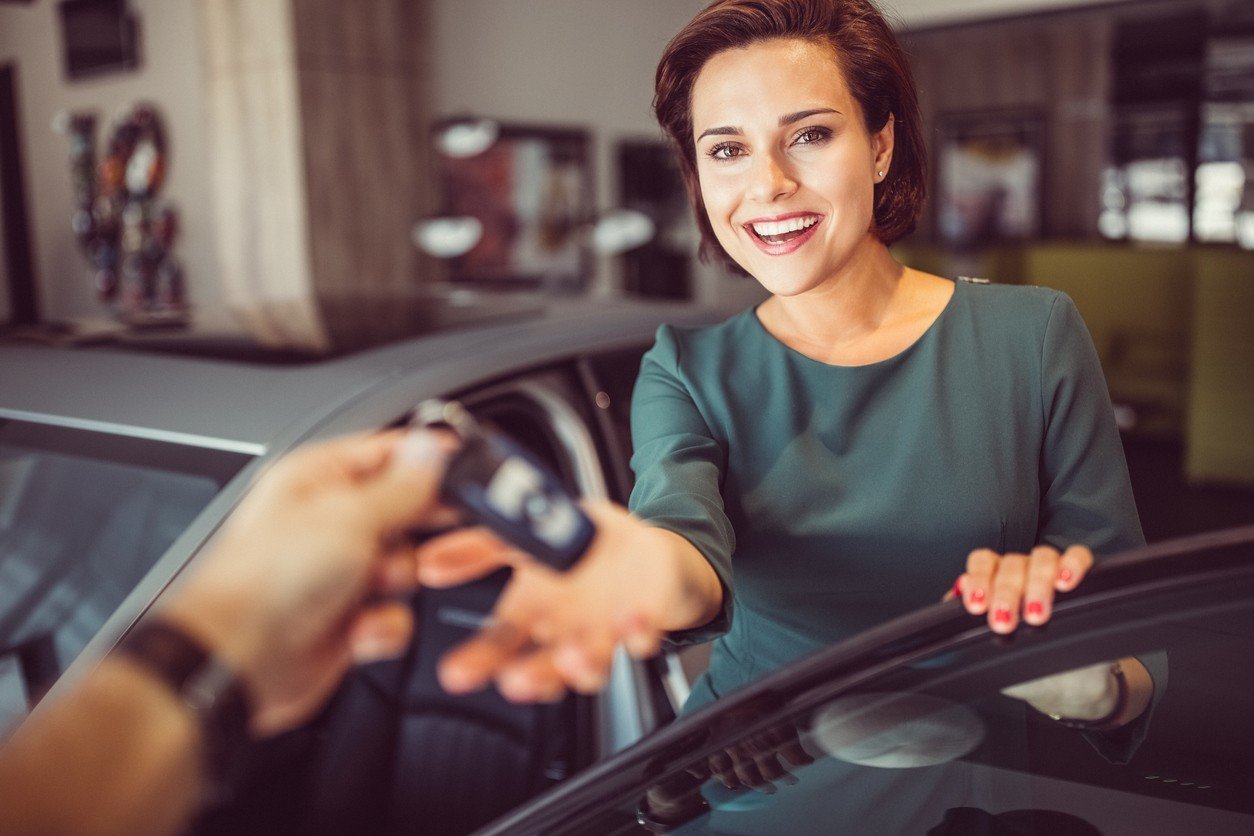 woman-buying-car